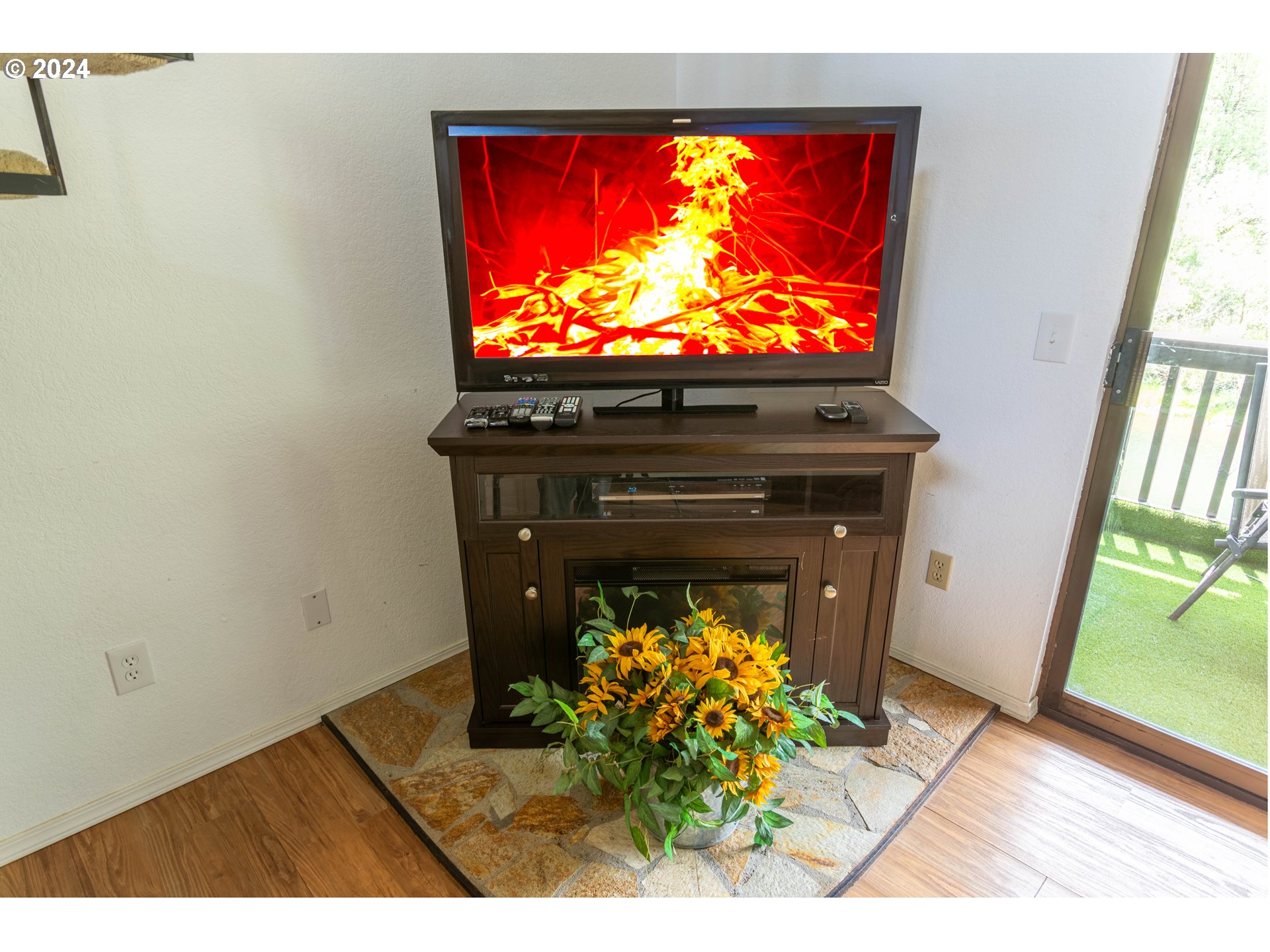 43605 Highway 38, Unit 39 Reedsport, OR 97467 - Photo 12 of 37 Living Room