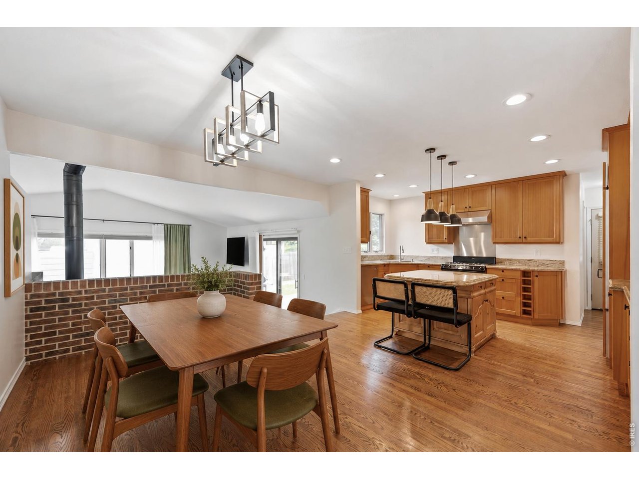 5411 South Manitou Road Littleton, CO 80123 - Photo 5 of 28 Digitally staged dining area