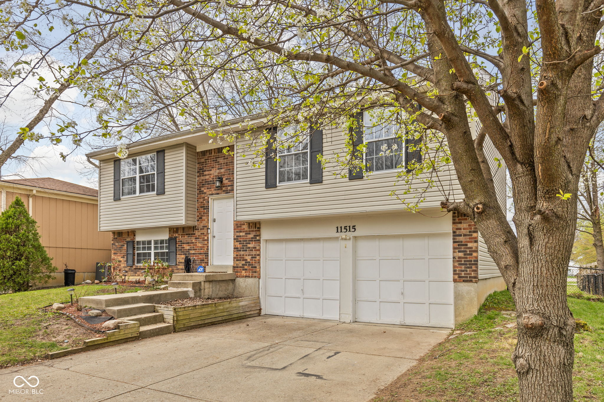11515 Timberlake Lane Fishers, IN 46038 - Photo 3 of 25