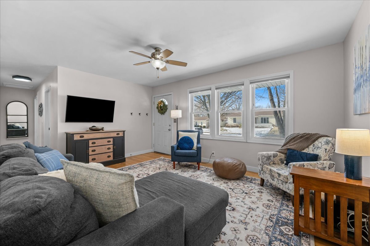 111 Ridge Lane Geneva, IL 60134 - Photo 4 of 25 Gallery Image 4