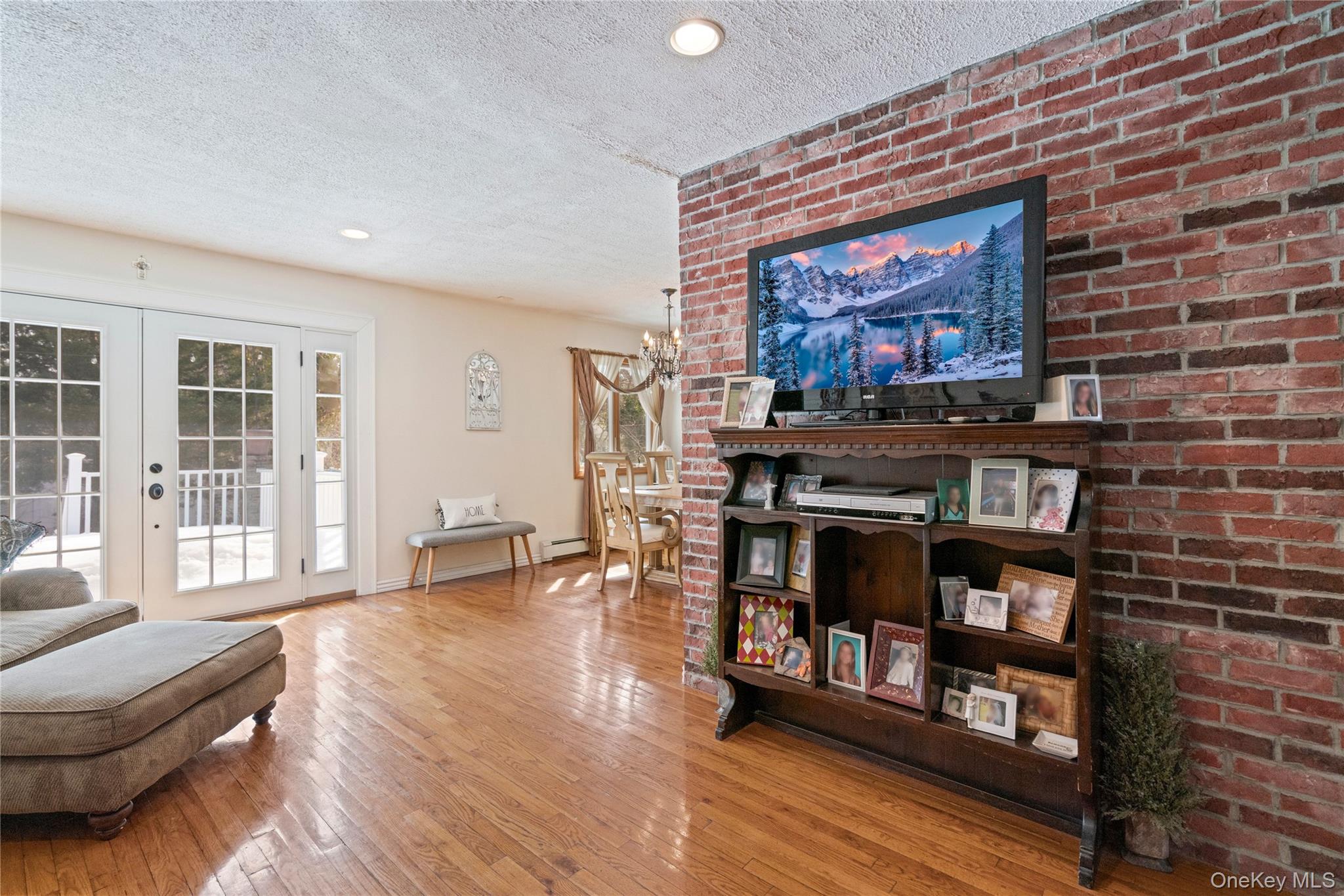 25 State Place Huntington, NY 11743 - Photo 6 of 33 a living room with furniture and a flat screen tv