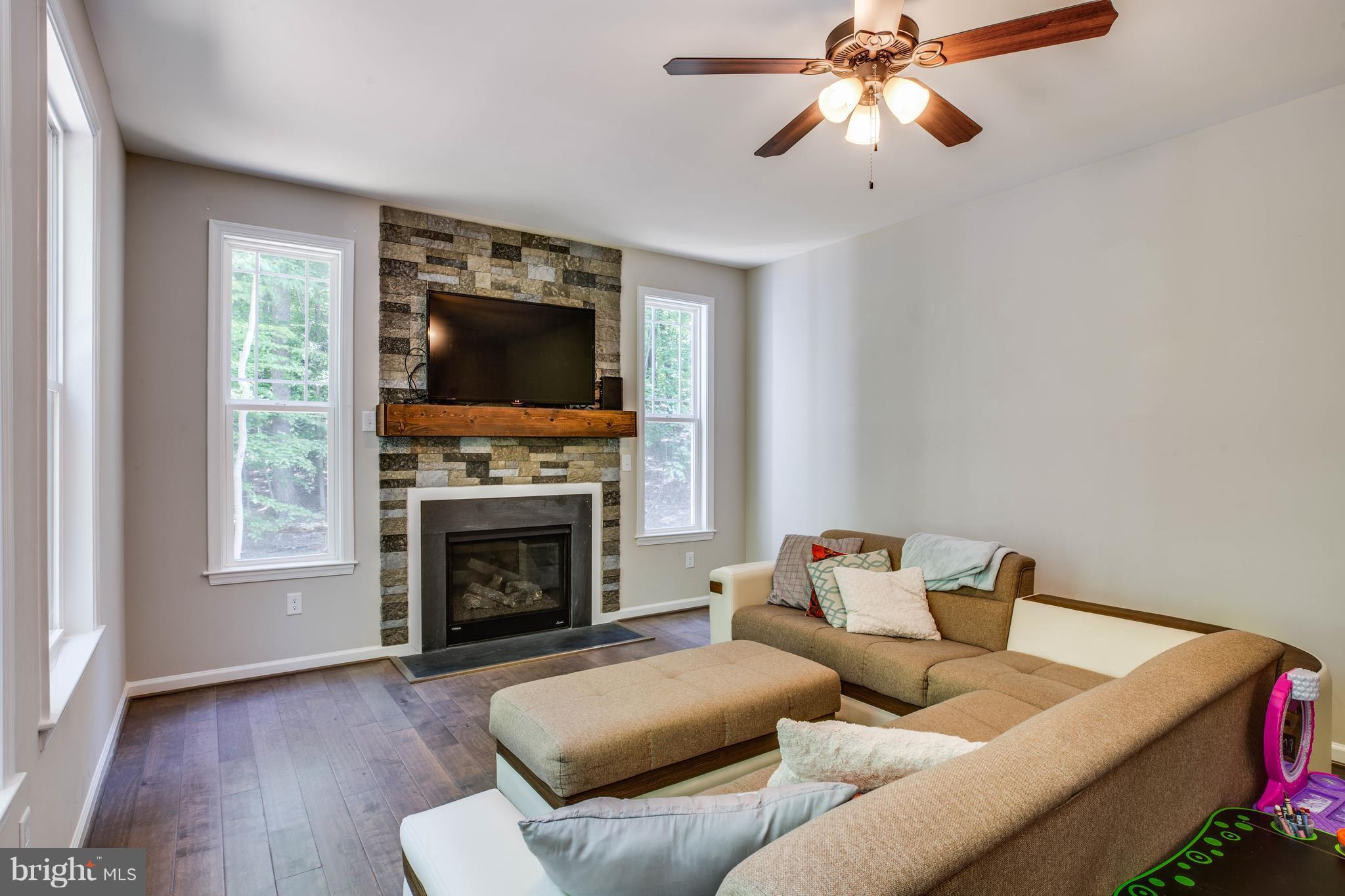 60 Juggins Road Stafford, VA 22556 - Photo 8 of 28 Living Room