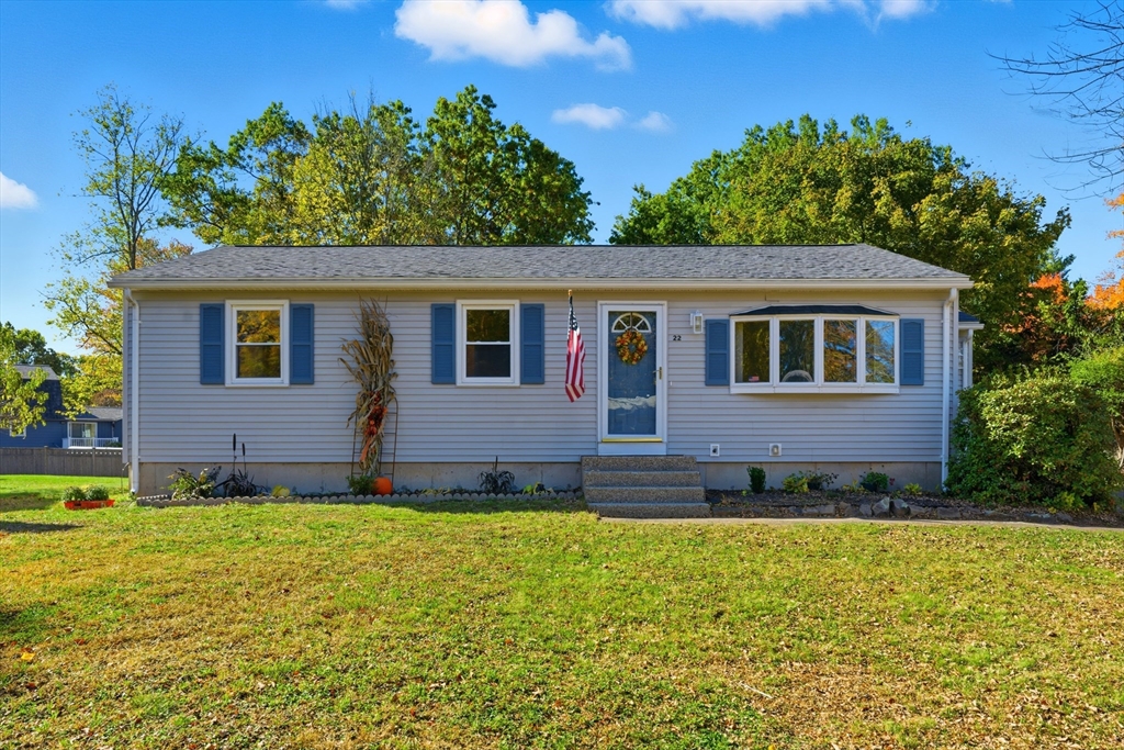 a view of a house with a yard