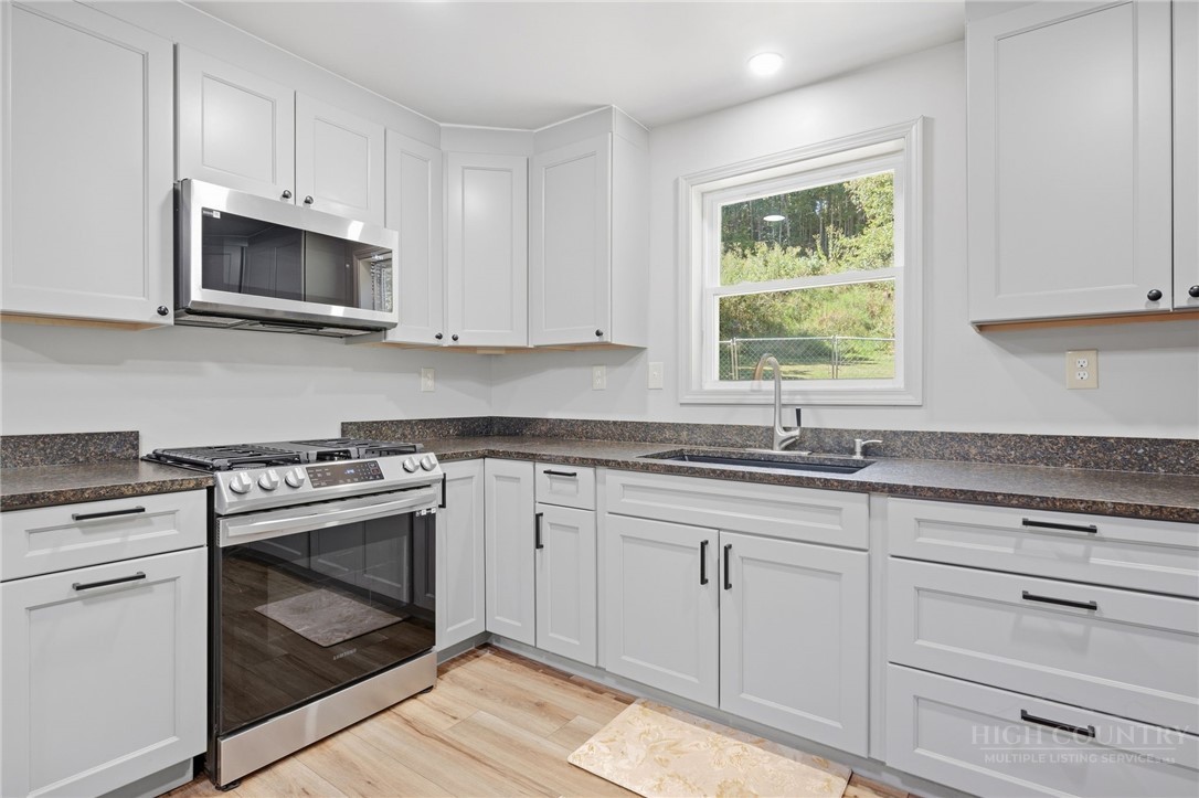 325 Sawyers Road Warrensville, NC 28693 - Photo 10 of 33 Gallery Image 10