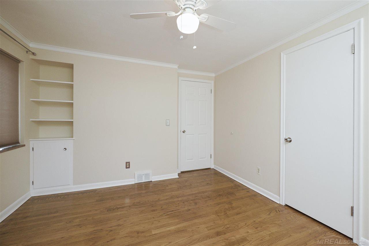 1622 Prestwick Road Grosse Pointe, MI 48236 - Photo 23 of 39 50047451-22.JPG