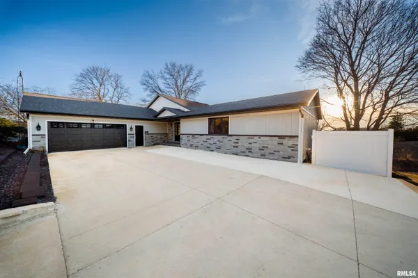 $634,900 | 140 Palemino Drive, Avon, IL 61415