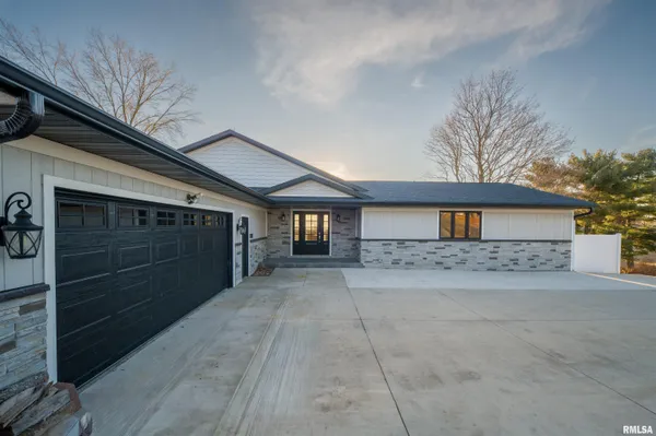 $634,900 | 140 Palemino Drive, Avon, IL 61415