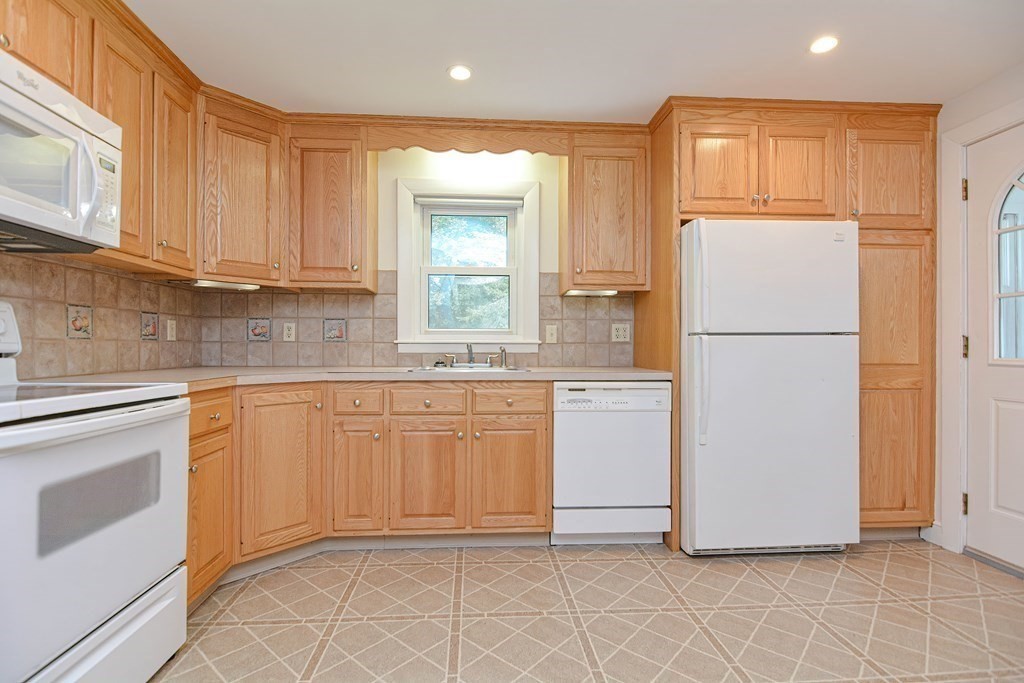 18 Vernon Road Medway, MA 02053 - Photo 8 of 33 Gallery Image 8