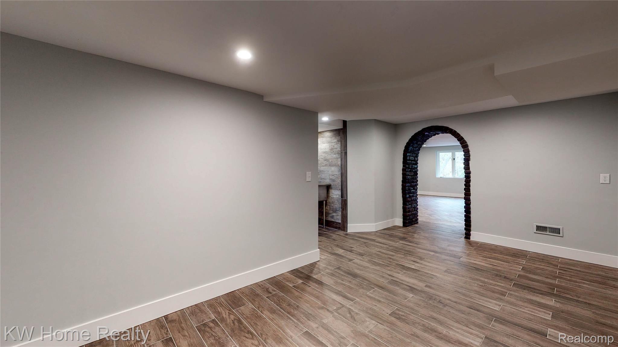 34536 Quaker Valley Road Farmington, MI 48331 - Photo 37 of 55 Interior-55.jpg