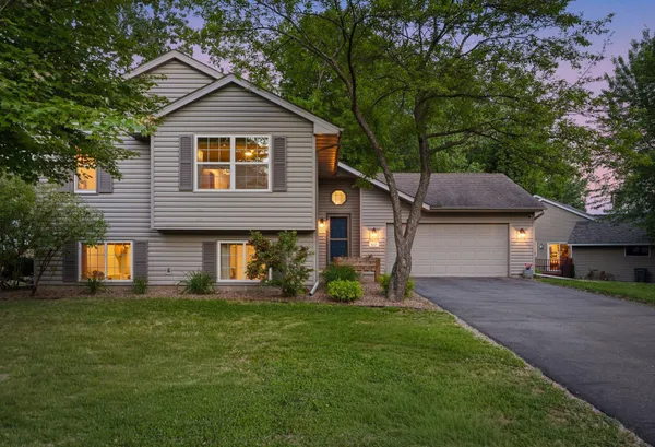 $499,999 | 8117 Dakota Lane, Chanhassen, MN 55317