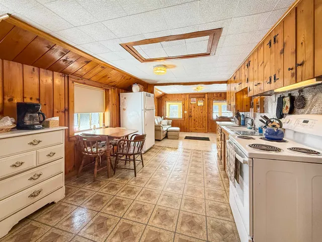 $329,400 | 19 Gray Road, Pittsburg, NH 03592