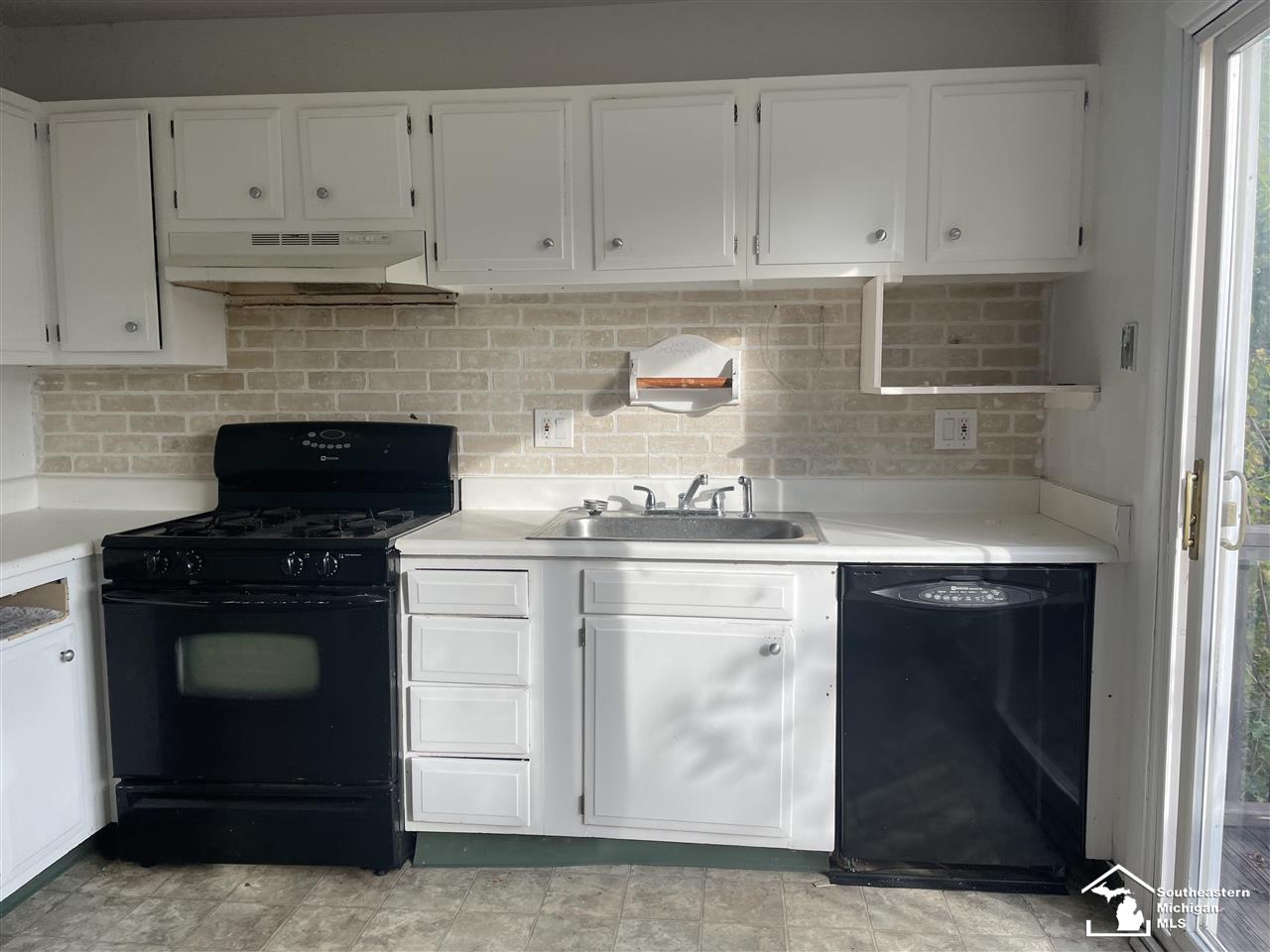 42444 Barchester Road Canton, MI 48187 - Photo 5 of 39