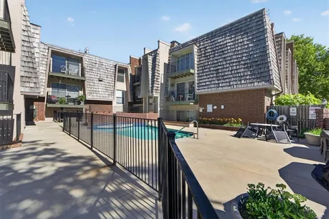 $169,900 | 3608 Gillham Road, Unit 26, Kansas City, MO 64111