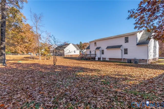 a view of yard with green space