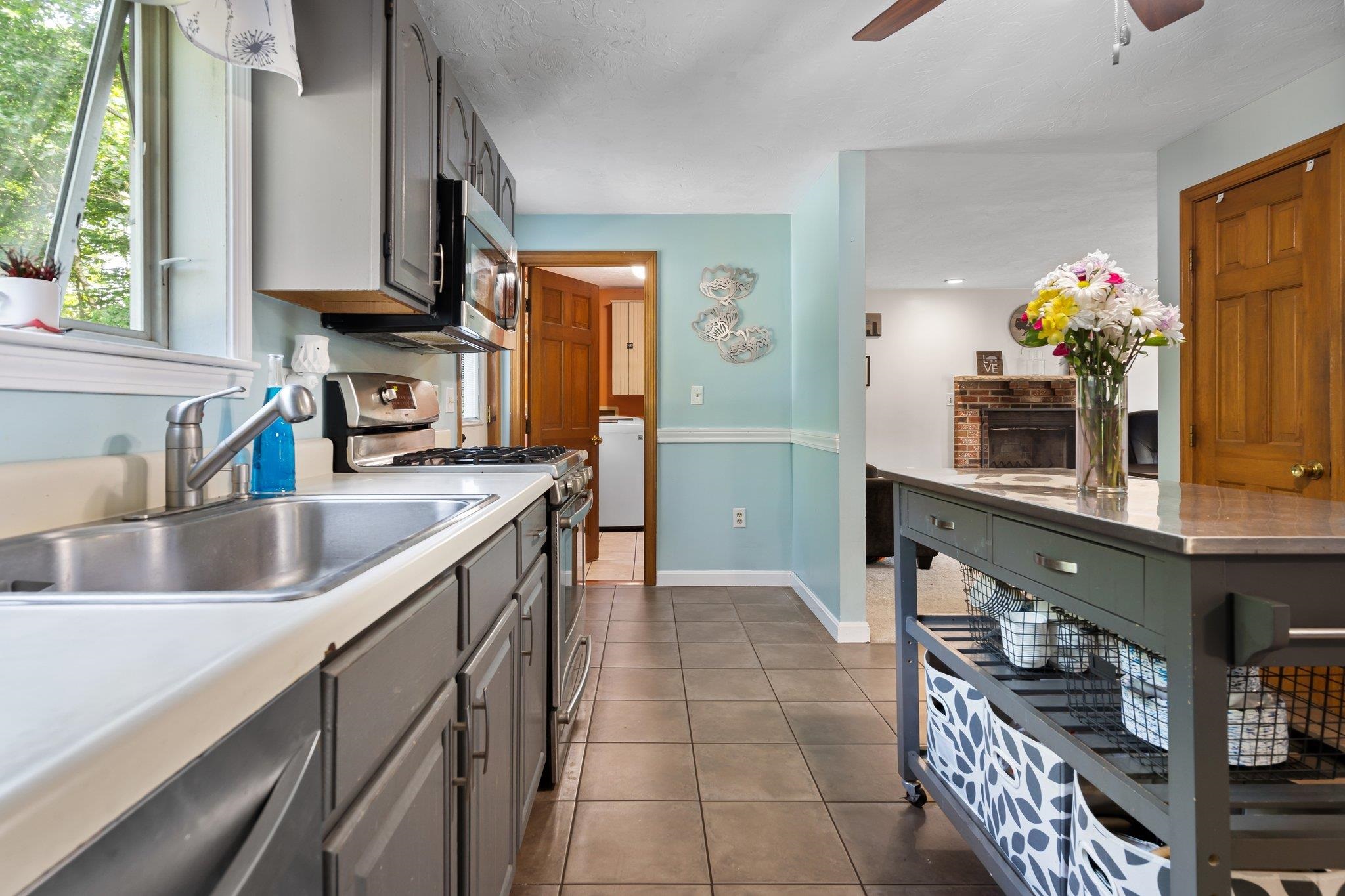 1 Kenneth Road Sandown, NH 03873 - Photo 3 of 40