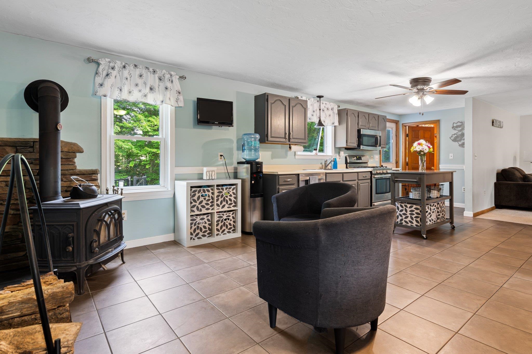 1 Kenneth Road Sandown, NH 03873 - Photo 4 of 40