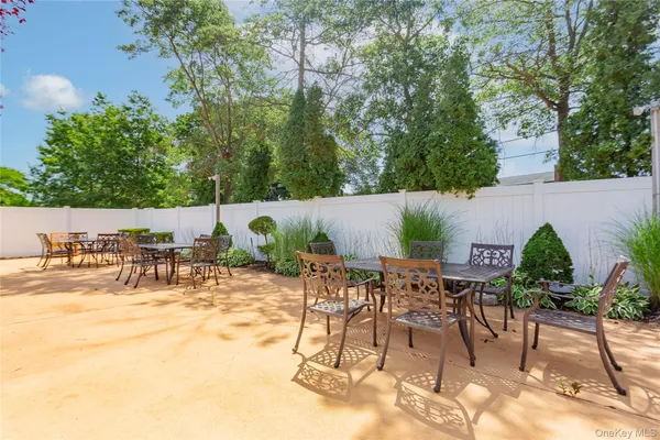 $385,000 | 127 Cardinal Lane, Unit 127, Islip, NY 11751