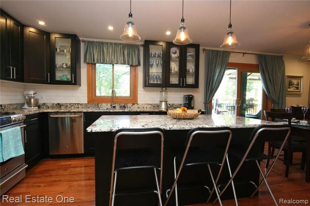 2216 Rochelle Park Drive Rochester Hills, MI 48309 - Photo 8 of 34