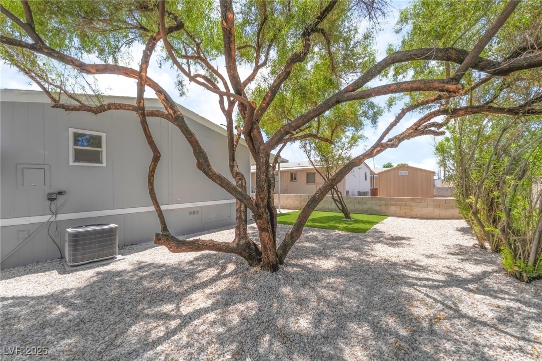 5552 Aldama Road Las Vegas, NV 89122 - Photo 33 of 35 Back of house