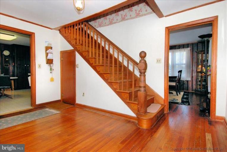 6906 Hunting Creek Road Hurlock, MD 21643 - Photo 22 of 27 Staircase