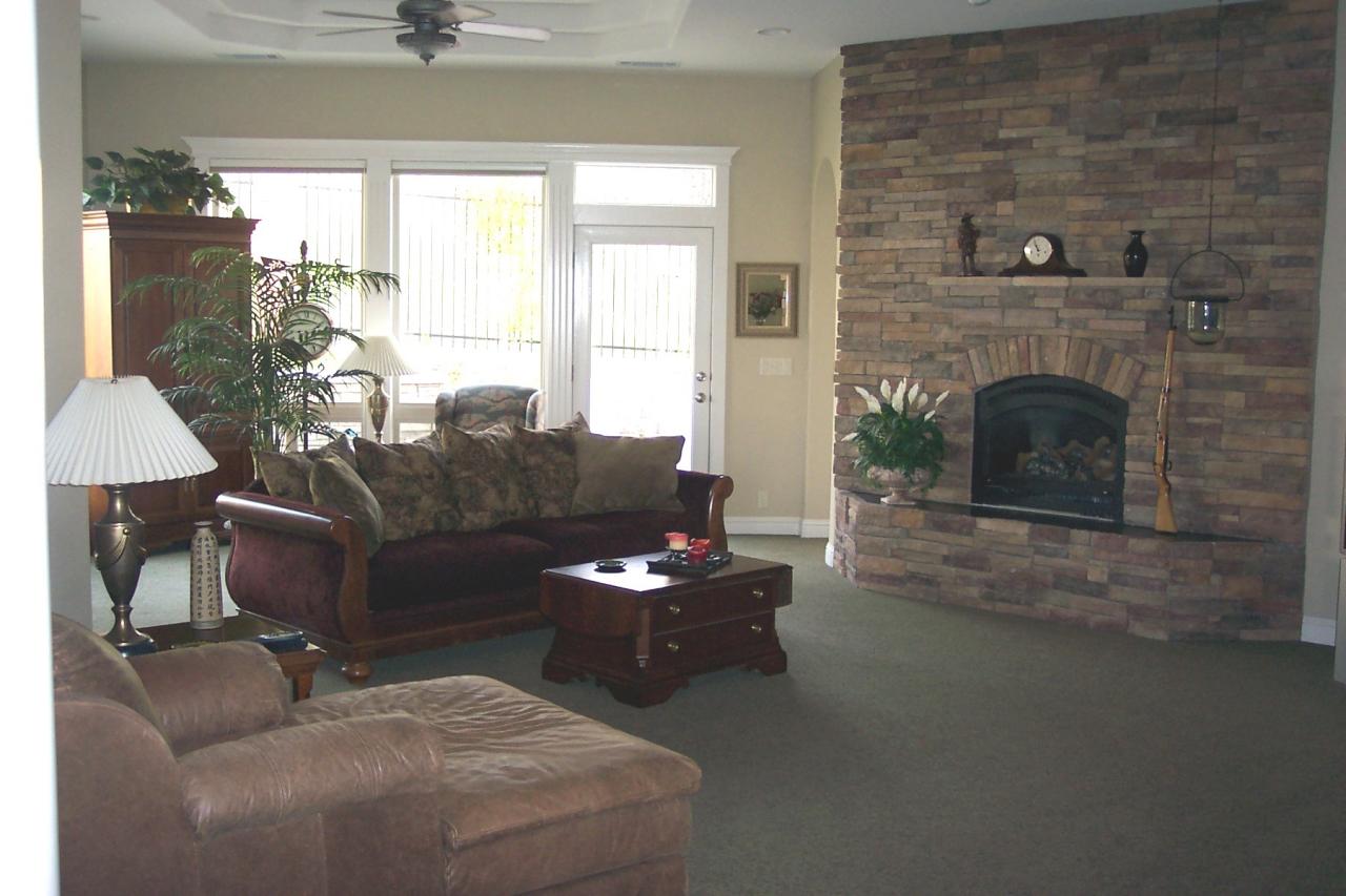 941 River Bend Road Redding, CA 96003 - Photo 5 of 8 Living Room