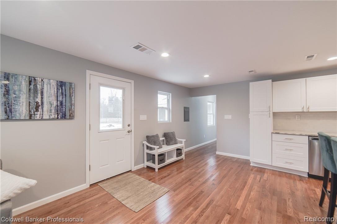 5340 Westview Road Clarkston, MI 48346 - Photo 4 of 34 5340 Westview-5.jpg