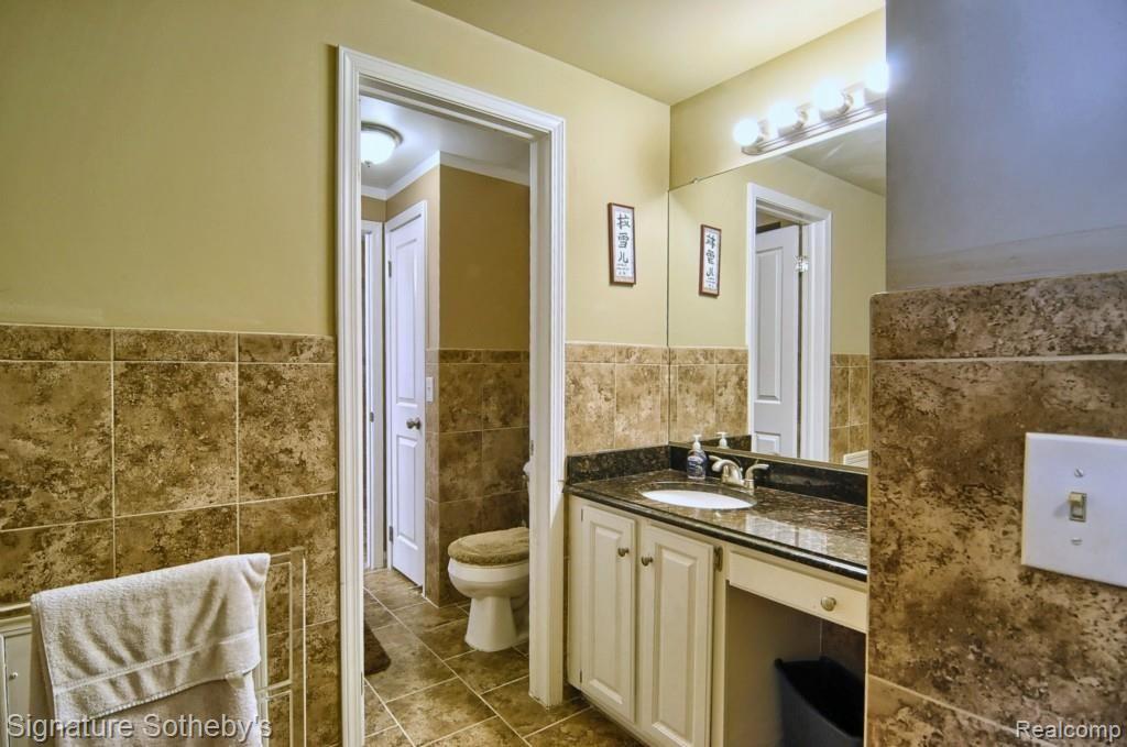 5779 Lochmoor Court Rochester, MI 48306 - Photo 23 of 36 Jack_And_Jill_Bathroom.jpg