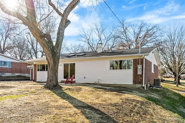 $579,000 | 330 Sudbury Lane, Ballwin, MO 63011