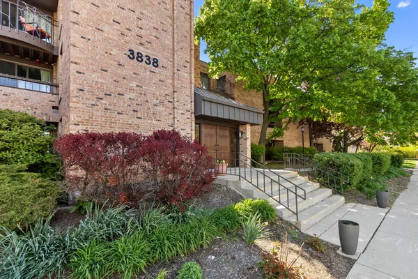 $225,000 | 3838 North Oakland Avenue, Unit 275, Shorewood, WI 53211