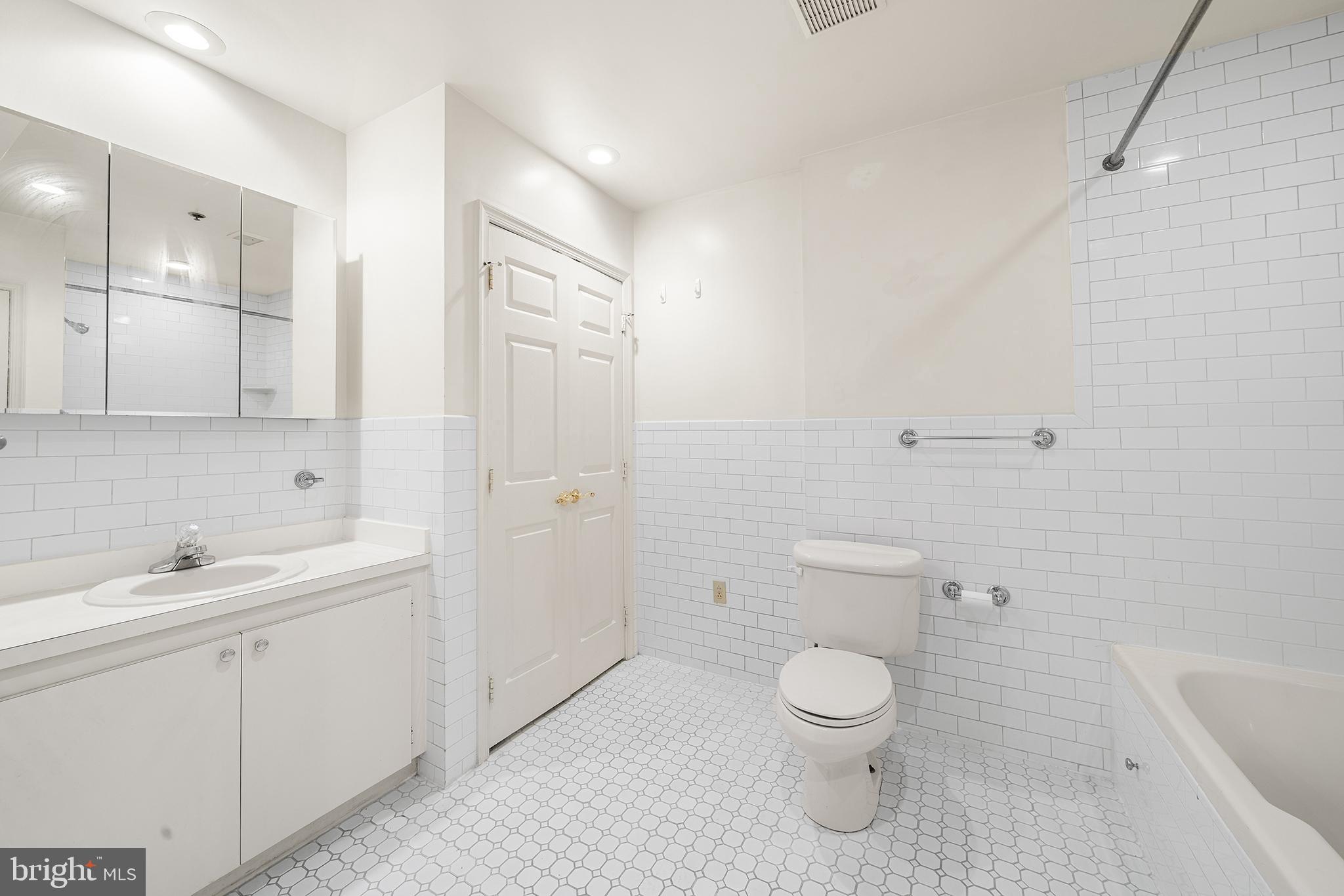 48 North Front Street, Unit 2A Philadelphia, PA 19106 - Photo 11 of 32 Oversized Bath