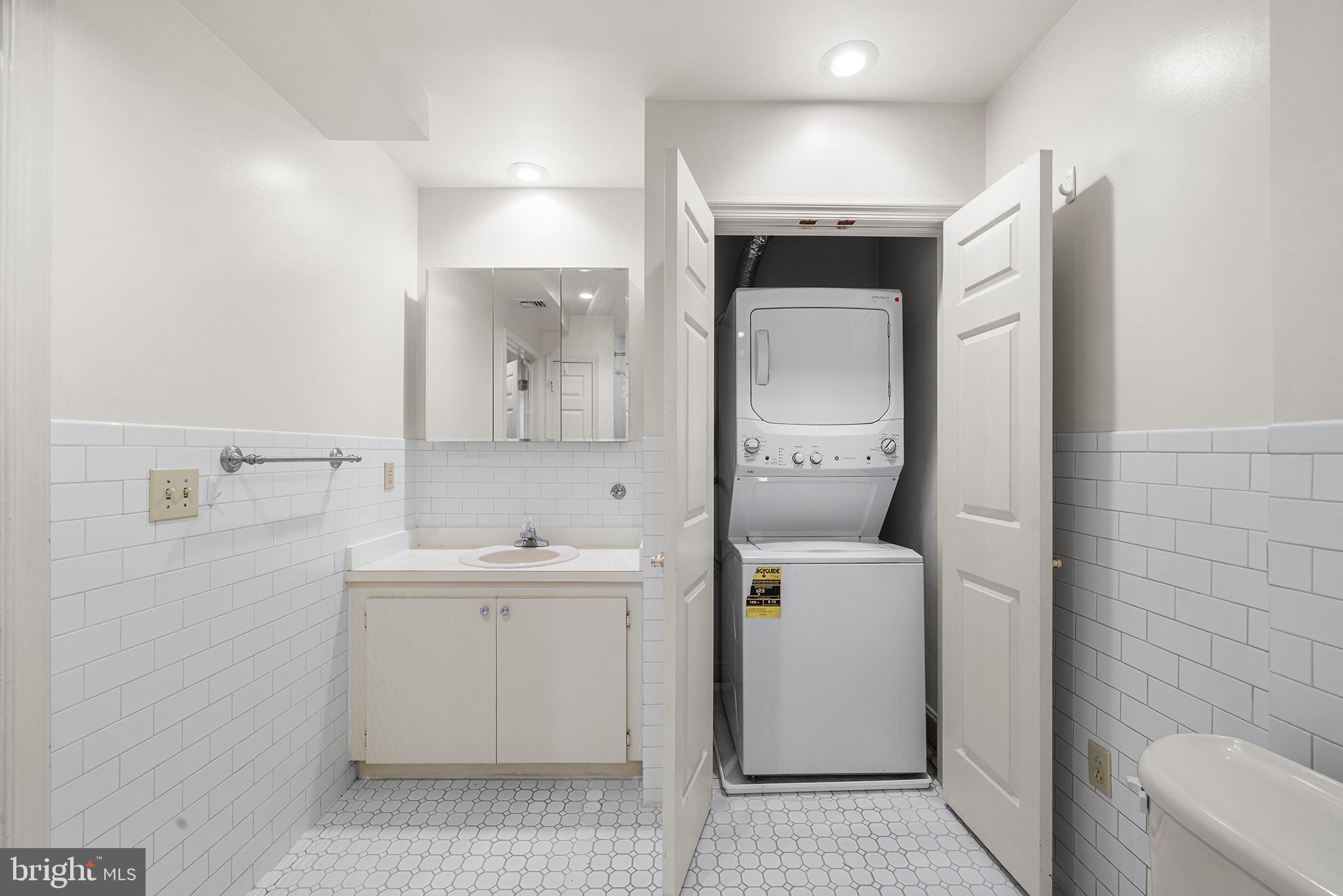 48 North Front Street, Unit 2A Philadelphia, PA 19106 - Photo 12 of 32 Bath and Laundry