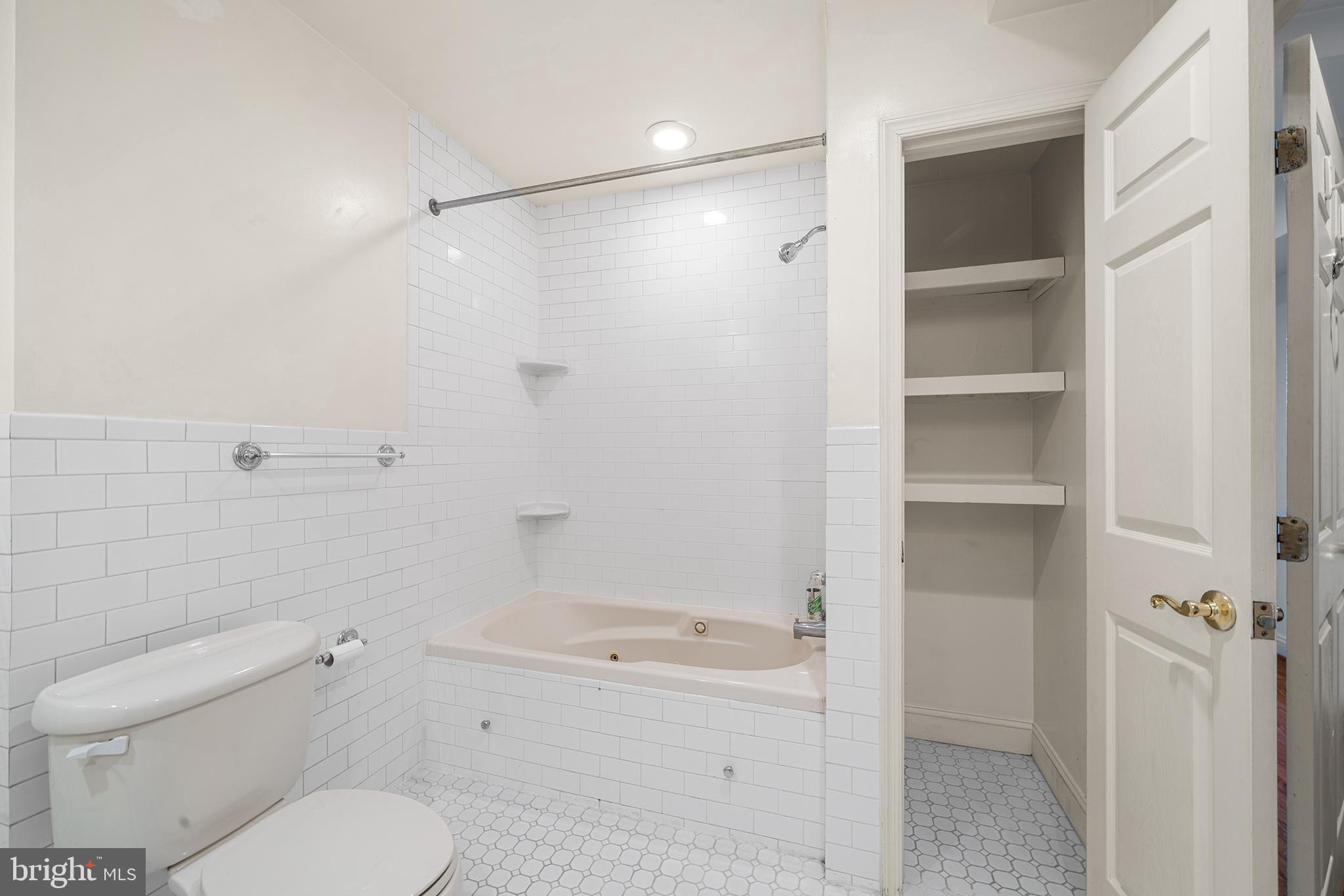 48 North Front Street, Unit 2A Philadelphia, PA 19106 - Photo 13 of 32 Jacuzzi tub