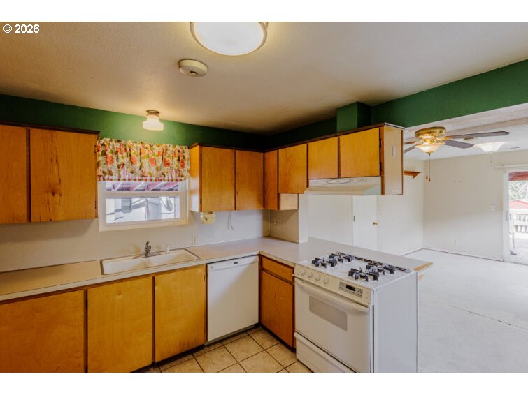274 South 8th Street St. Helens, OR 97051 - Photo 12 of 25 Kitchen/Family Room