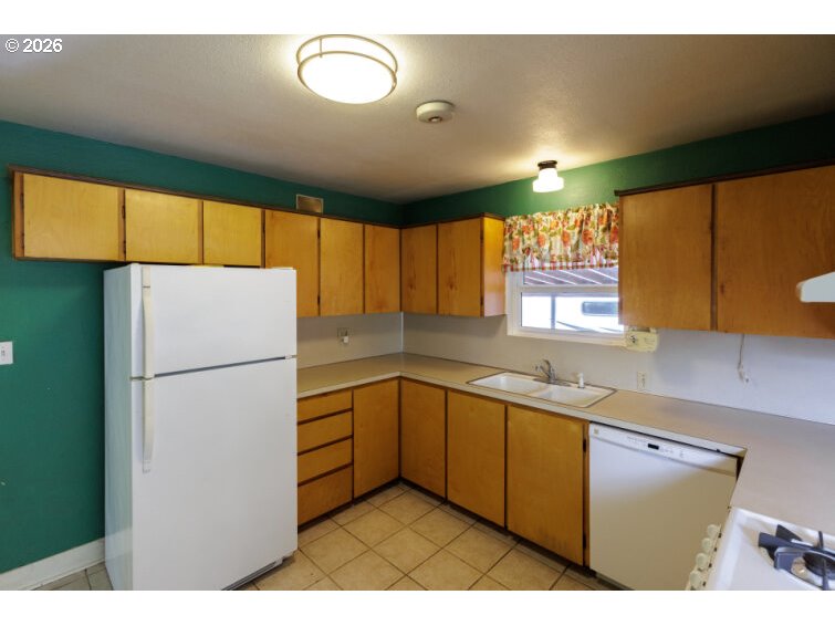 274 South 8th Street St. Helens, OR 97051 - Photo 13 of 25 Kitchen