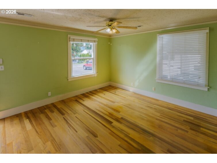 274 South 8th Street St. Helens, OR 97051 - Photo 3 of 25 Living Room