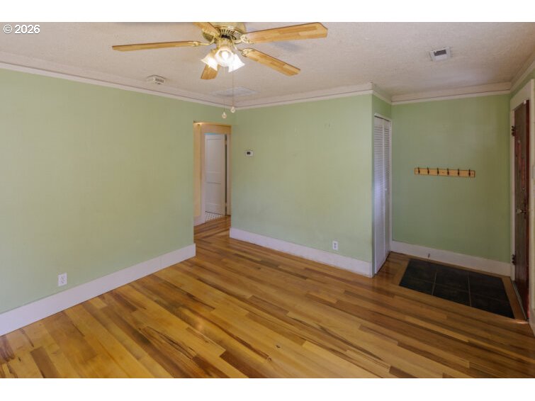 274 South 8th Street St. Helens, OR 97051 - Photo 5 of 25 Living Room/Entrance