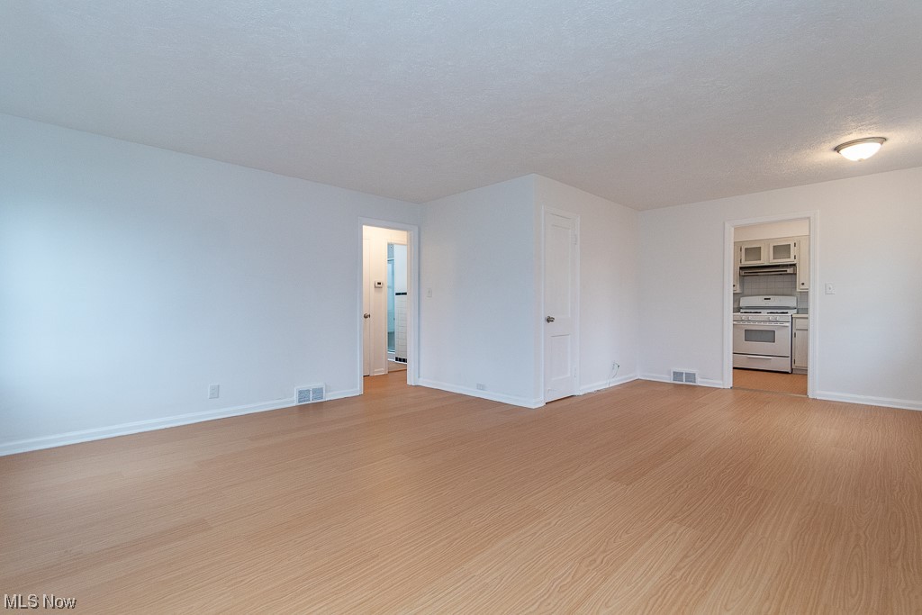 1654 Overbrook Road Cleveland, OH 44124 - Photo 6 of 33
