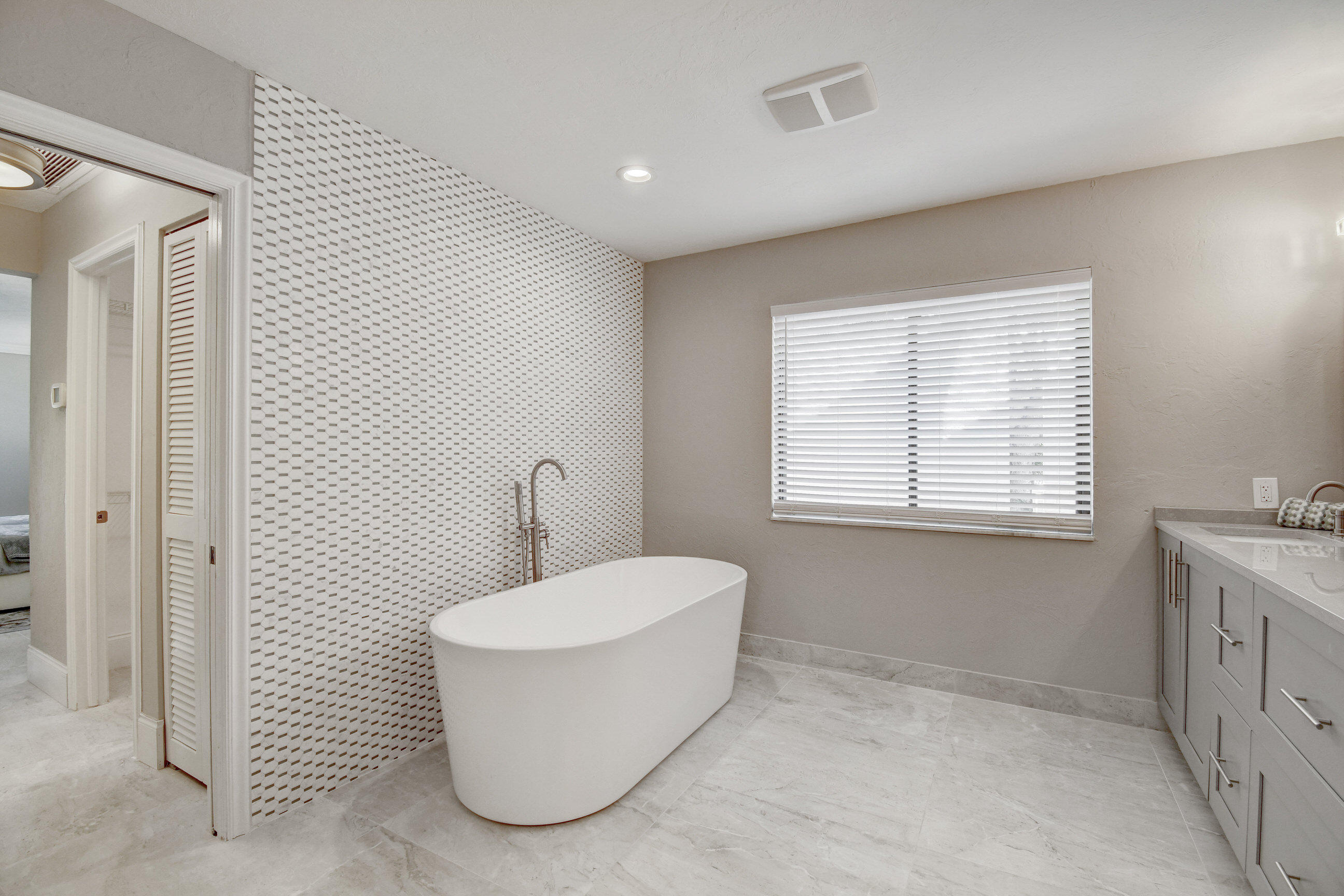 9305 Perth Road Lake Worth, FL 33467 - Photo 35 of 67 Master soaking tub