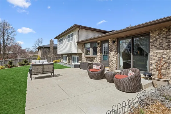 $481,500 | 425 79th Street, Willowbrook, IL 60527