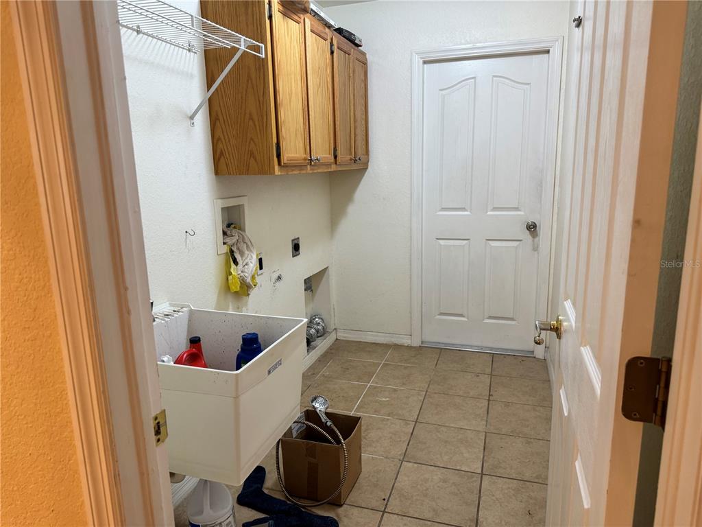 12055 Robina Road Weeki Wachee, FL 34614 - Photo 8 of 64 a bathroom with a tub and sink