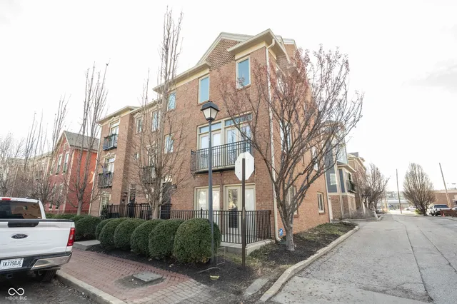 $2,499 | 515 East New York Street, Indianapolis, IN 46202