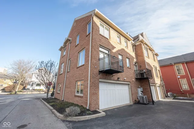 $2,499 | 515 East New York Street, Indianapolis, IN 46202