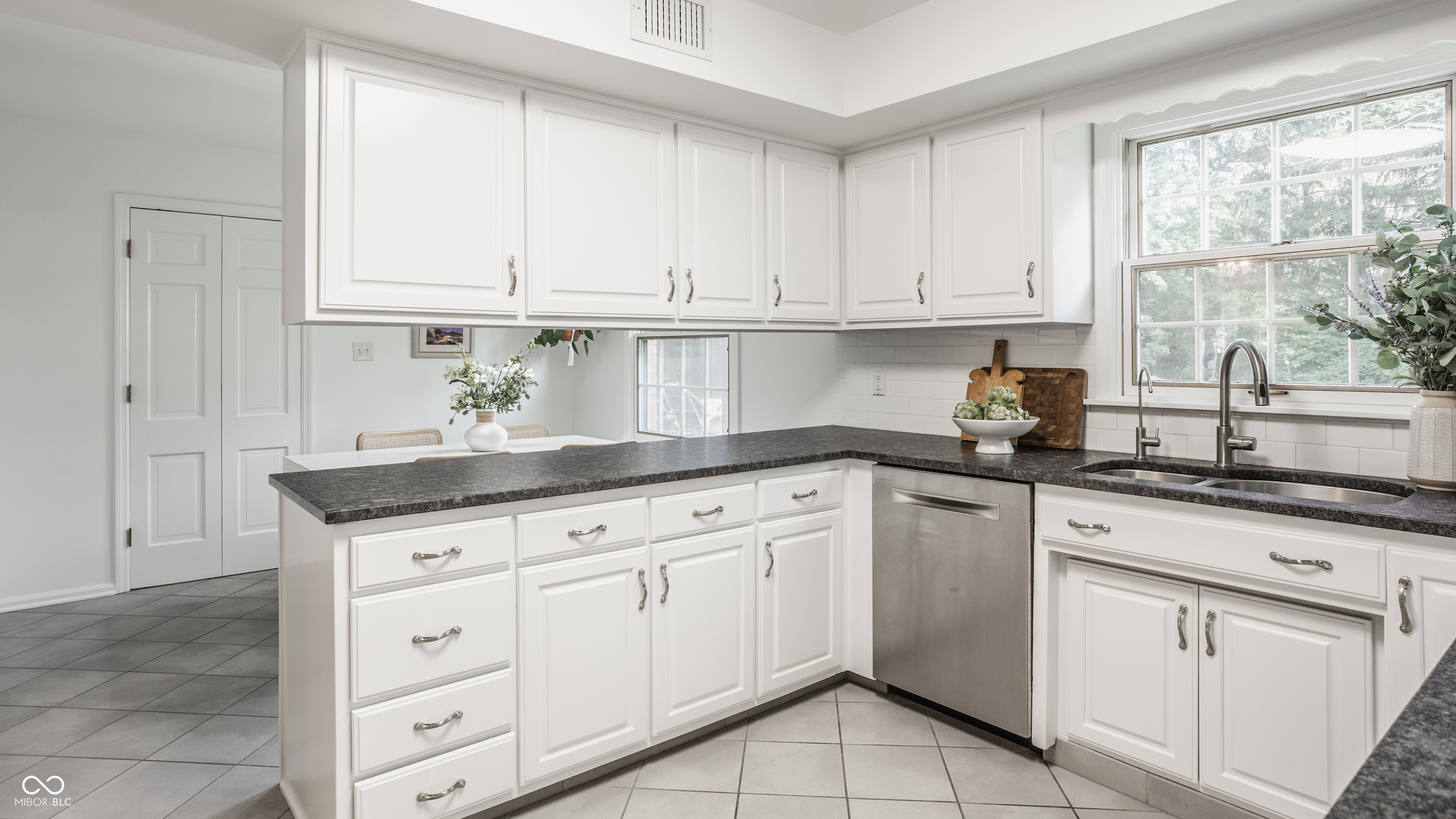 1210 Chessington Road Indianapolis, IN 46260 - Photo 13 of 42 Gallery Image 13