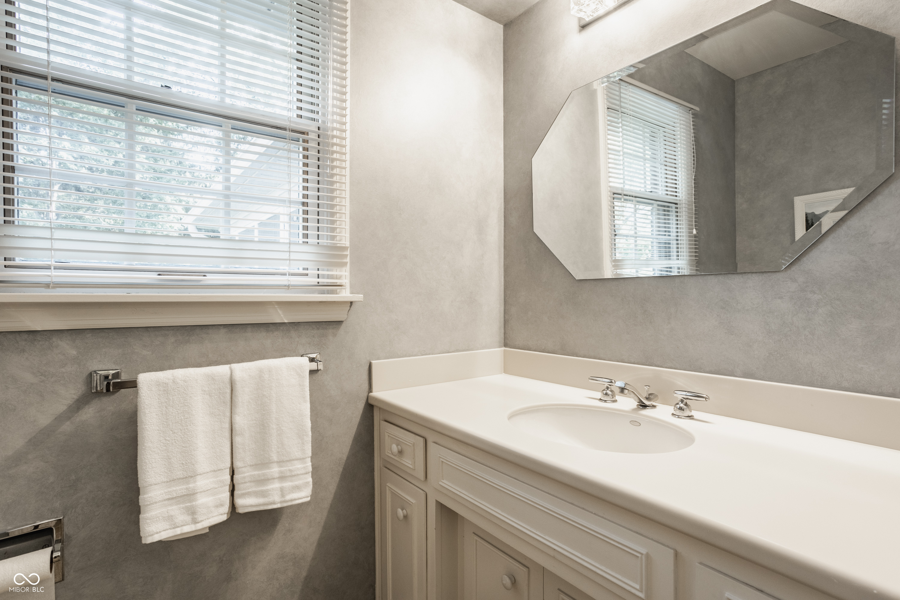 1210 Chessington Road Indianapolis, IN 46260 - Photo 29 of 42 Gallery Image 29