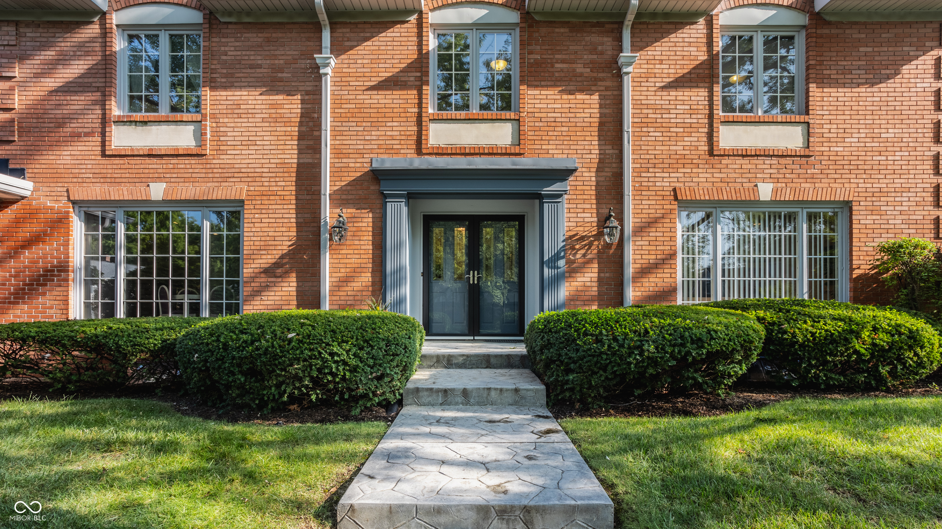 1210 Chessington Road Indianapolis, IN 46260 - Photo 4 of 42 Gallery Image 4