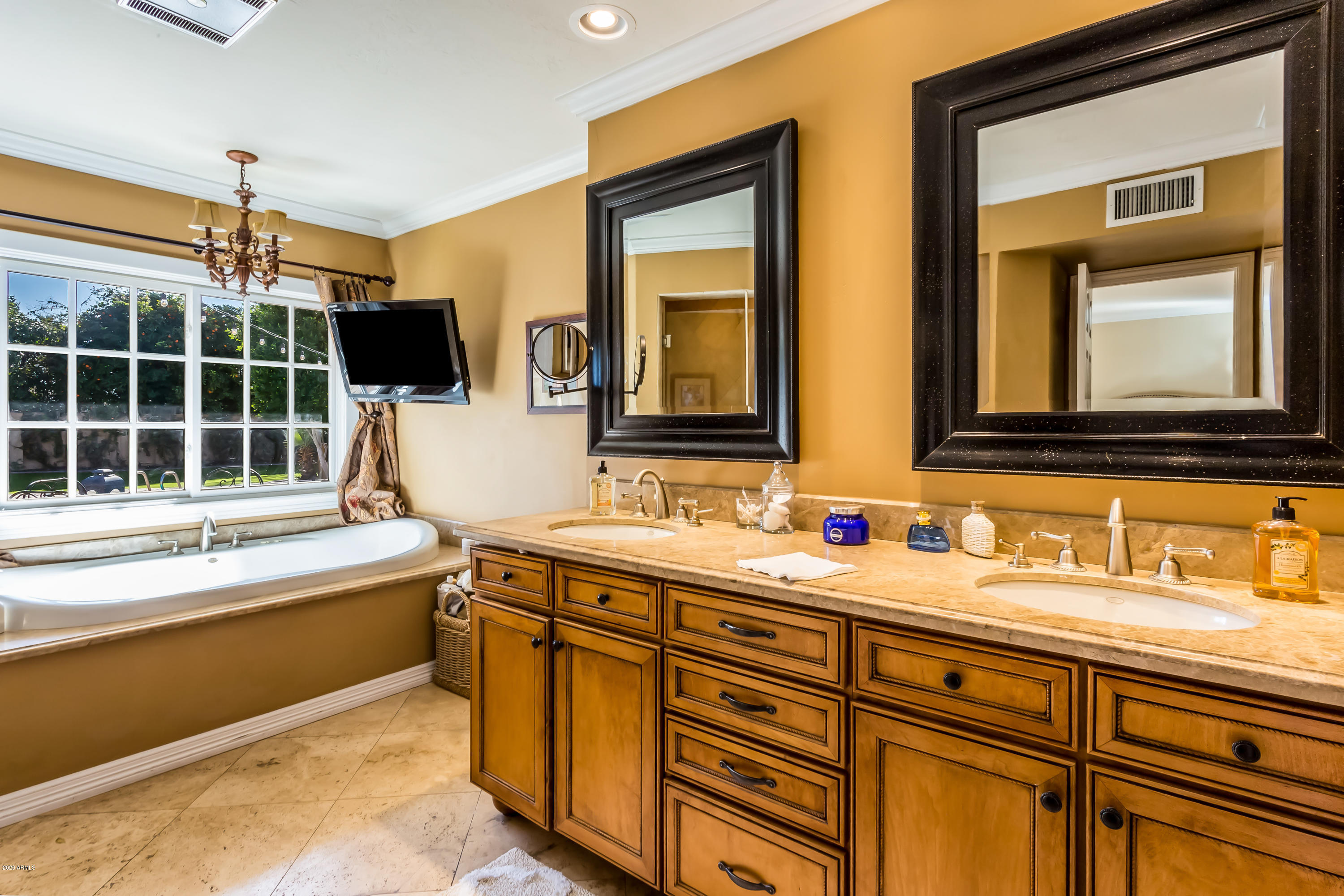 815 East Circle Road Phoenix, AZ 85020 - Photo 17 of 31 Master Bath
