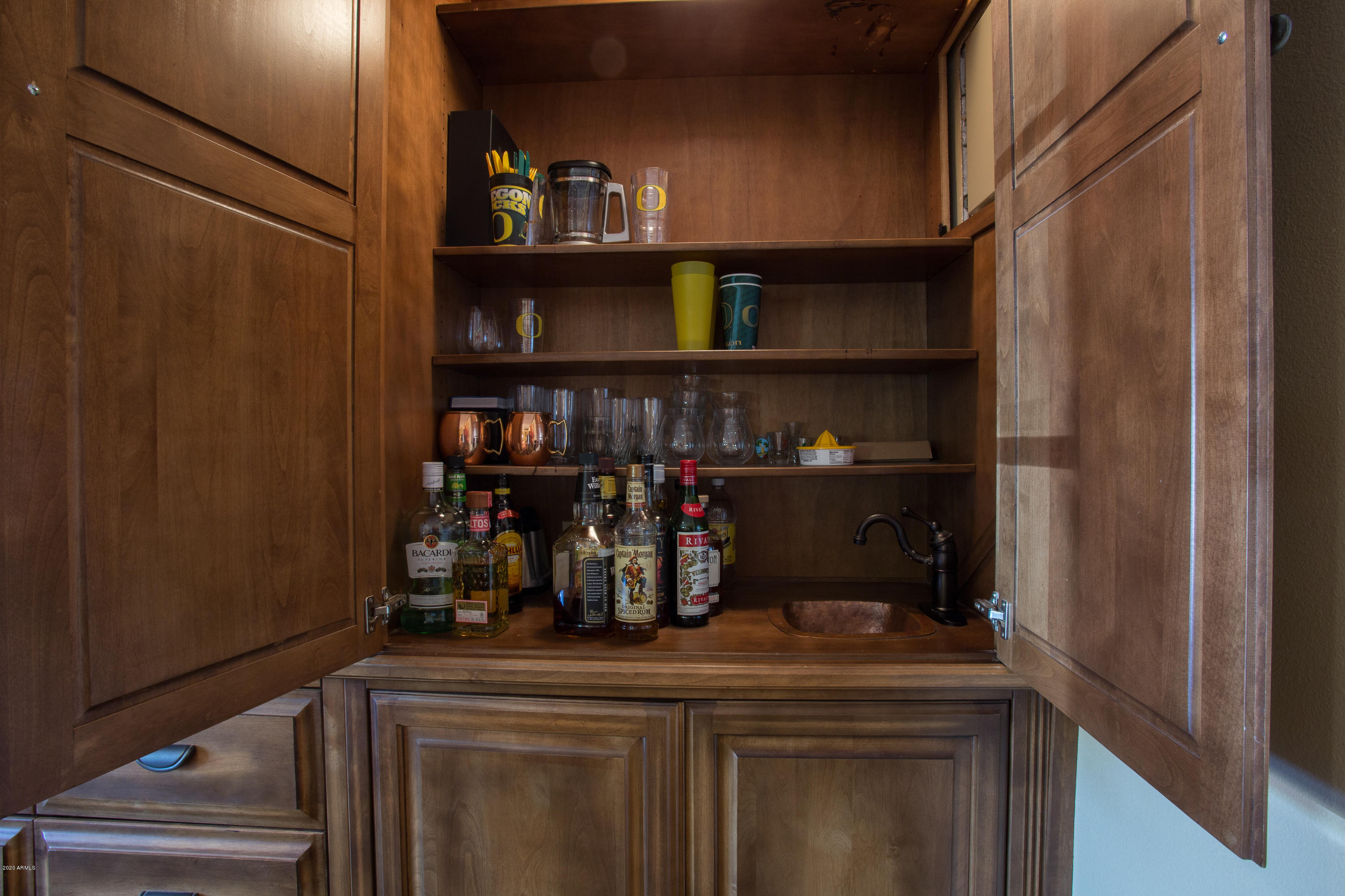815 East Circle Road Phoenix, AZ 85020 - Photo 26 of 31 Built In Bar