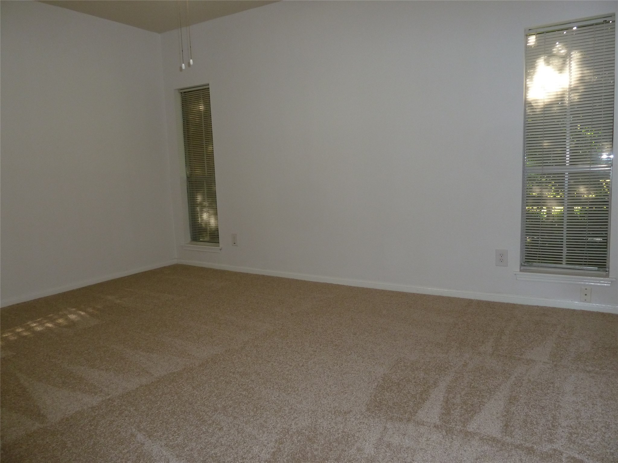 2100 Tanglewilde Street, Unit 573 Houston, TX 77063 - Photo 5 of 14 an empty room with windows