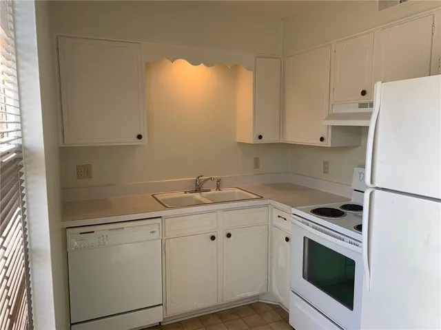 $330,000 | 8604 Countryshire Lane, Kansas City, MO 64138