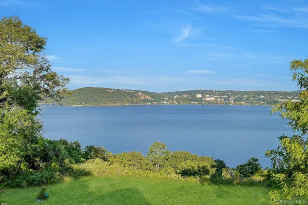 $750,000 | 8 Ayers Drive, Tomkins Cove, NY 10986